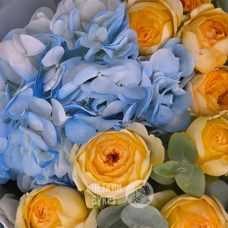 Букет из голубой гортензии и желтых пионовидных кустовых роз 3