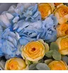 Букет из голубой гортензии и желтых пионовидных кустовых роз 3
