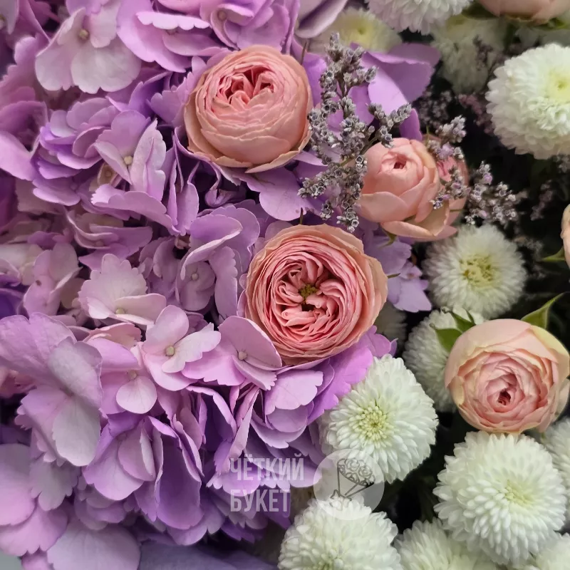 Букет из сиреневой гортензии хризантем Ньютон и кустовых роз Кети 3