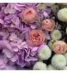 Букет из сиреневой гортензии хризантем Ньютон и кустовых роз Кети 3