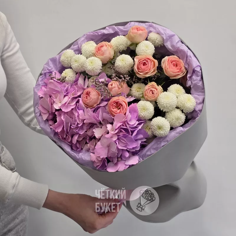 Букет из сиреневой гортензии хризантем Ньютон и кустовых роз Кети 2