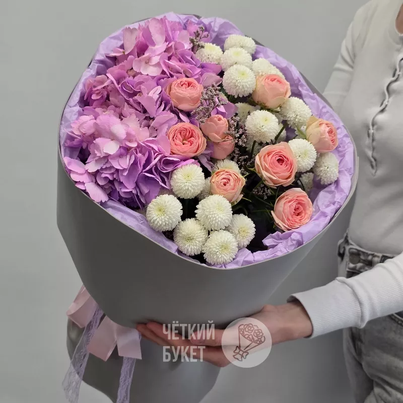 Букет из сиреневой гортензии хризантем Ньютон и кустовых роз Кети 1