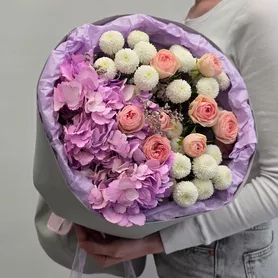 Букет из сиреневой гортензии хризантем Ньютон и кустовых роз Кети от интернет-магазина «Чёткий букет» в Воронеже