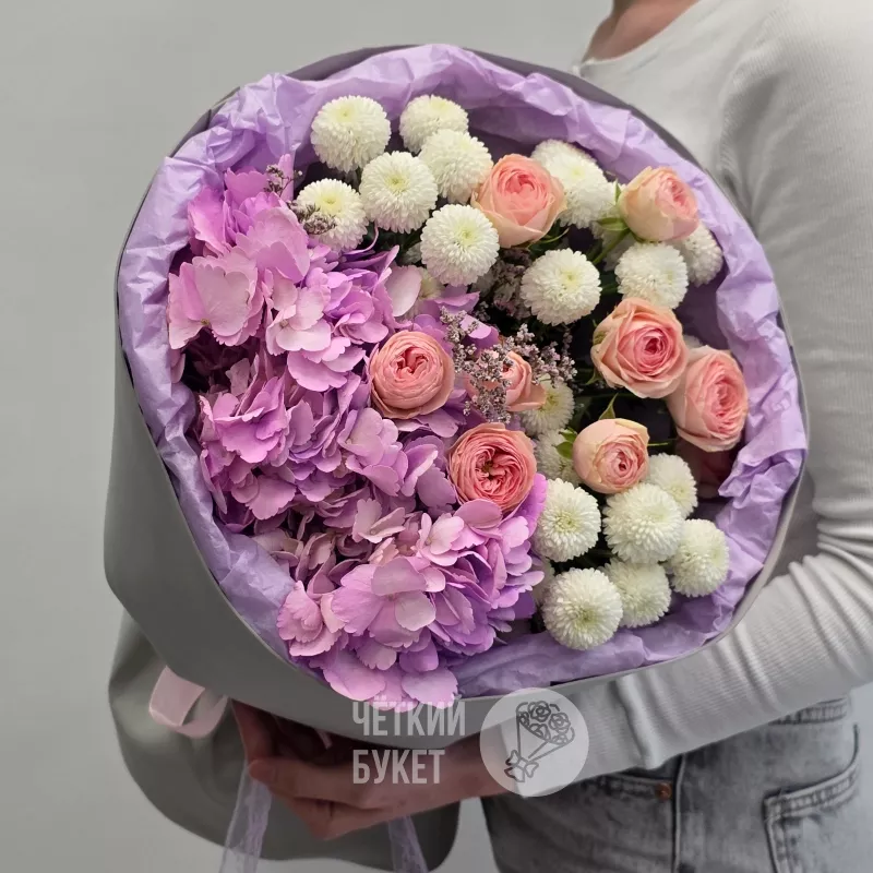 Букет из сиреневой гортензии хризантем Ньютон и кустовых роз Кети
