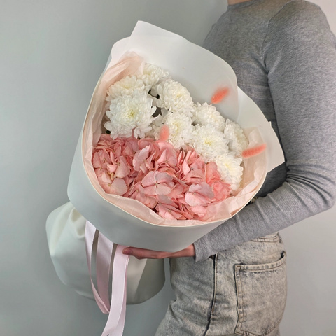 Букет из розовой гортензии и хризантем с лагурусом  от интернет-магазина «Чёткий букет» в Воронеже