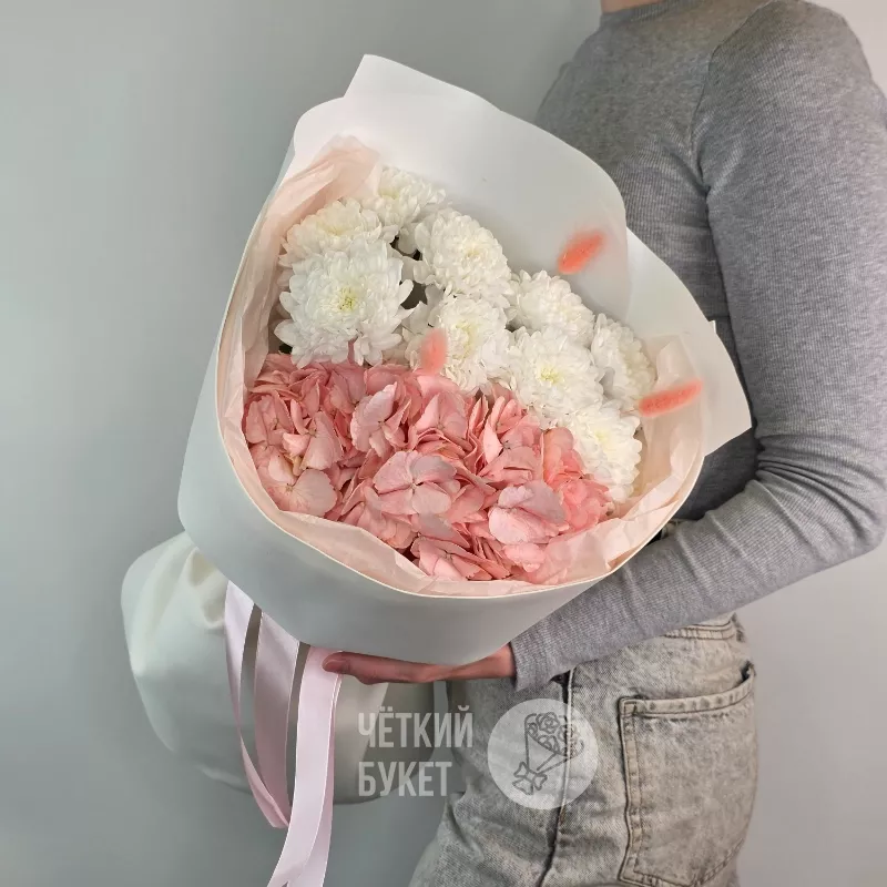 Букет из розовой гортензии и хризантем с лагурусом 