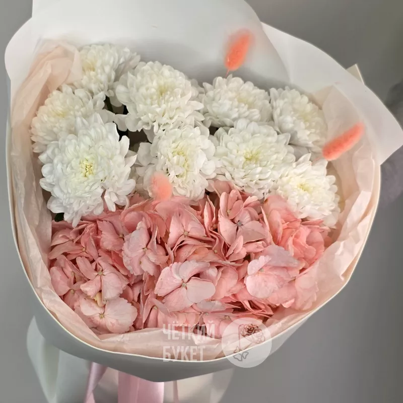 Букет из розовой гортензии и хризантем с лагурусом  3