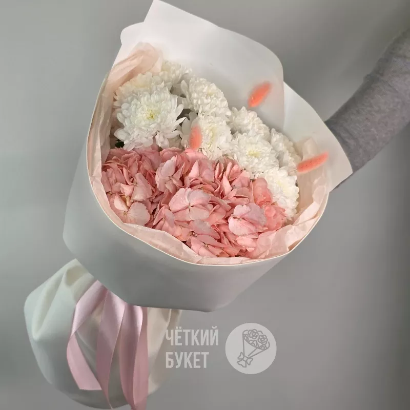 Букет из розовой гортензии и хризантем с лагурусом  2