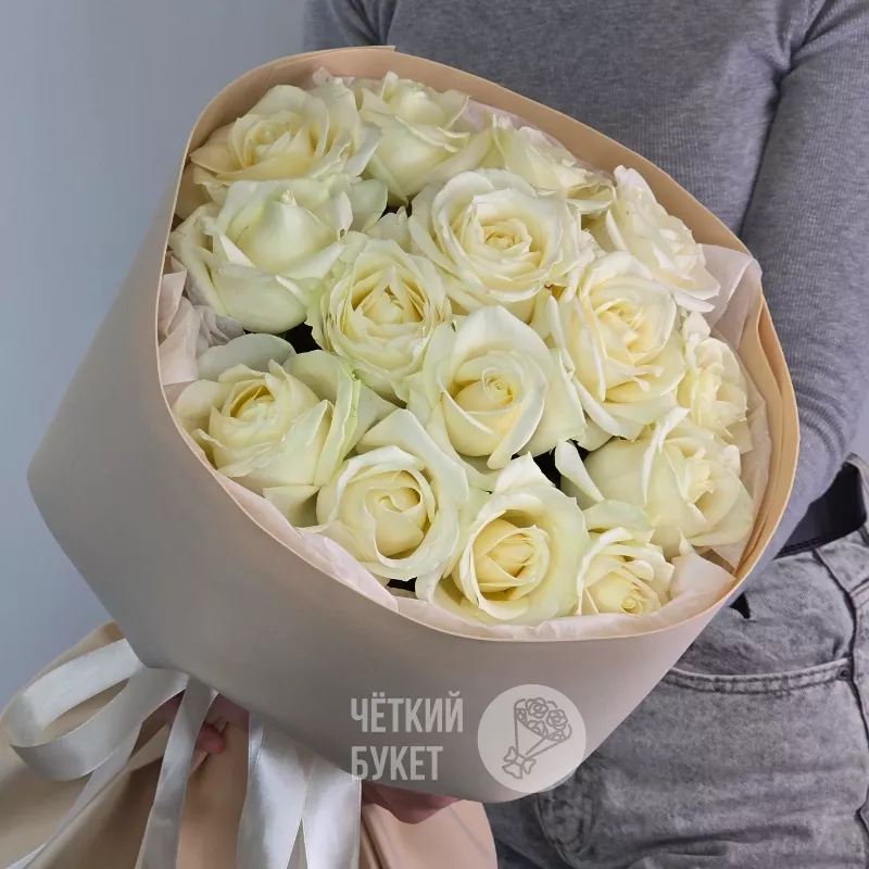 Букет из 15 белых роз в кремовом оформлении 1