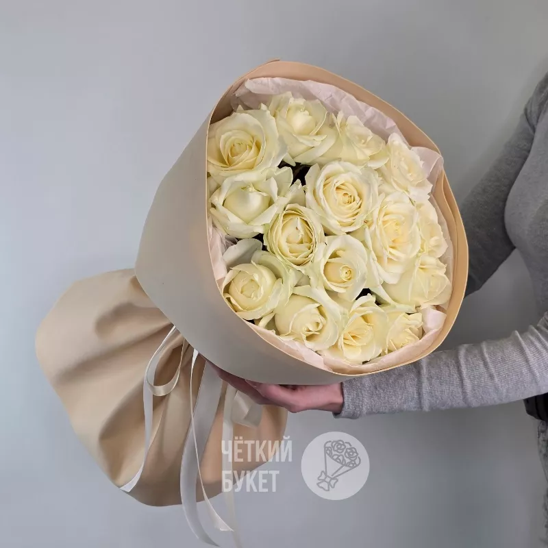 Букет из 15 белых роз в кремовом оформлении 2