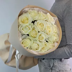 Букет из 15 белых роз в кремовом оформлении от интернет-магазина «Чёткий букет» в Воронеже