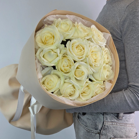 Букет из 15 белых роз в кремовом оформлении от интернет-магазина «Чёткий букет» в Воронеже