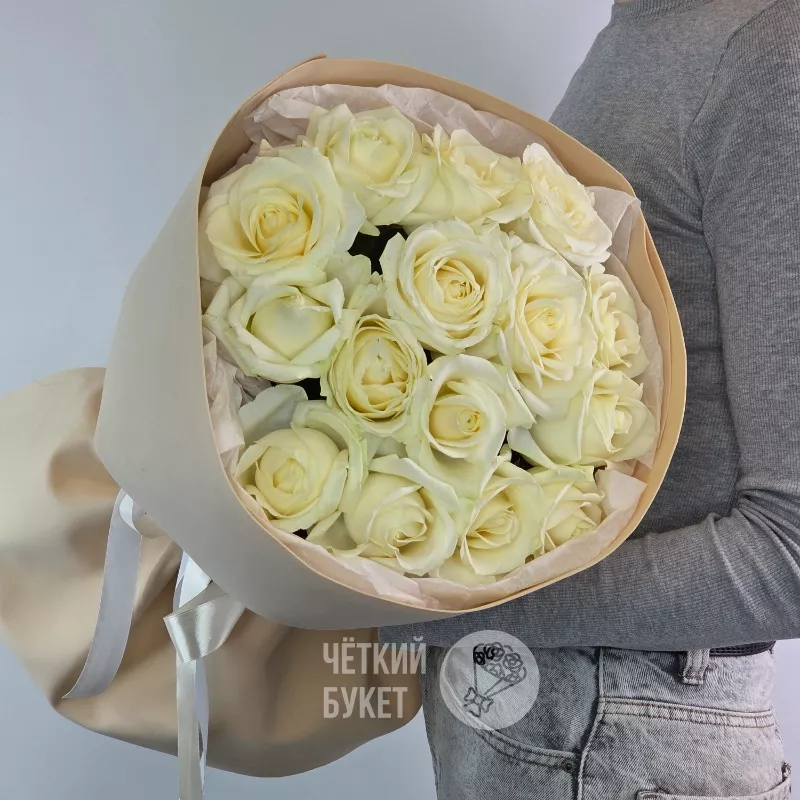 Букет из 15 белых роз в кремовом оформлении
