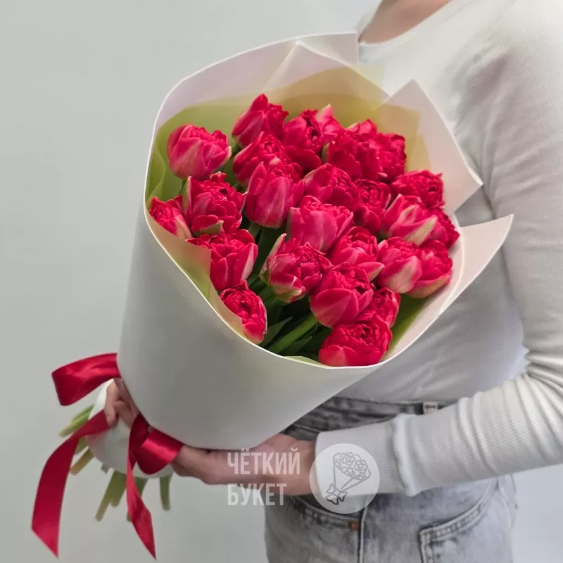 Букет из 25 красных пионовидных тюльпанов в белом 1