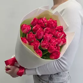 Букет из 25 красных пионовидных тюльпанов в белом от интернет-магазина «Чёткий букет» в Воронеже
