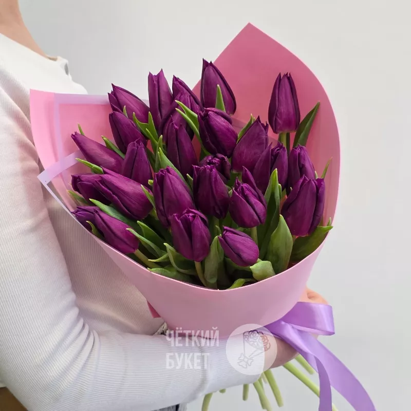 Букет из 25 фиолетовых тюльпанов в розовом 1