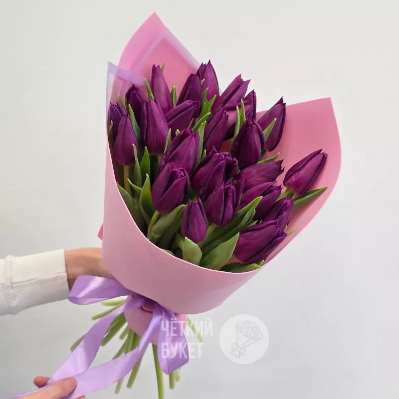 Букет из 25 фиолетовых тюльпанов в розовом 2