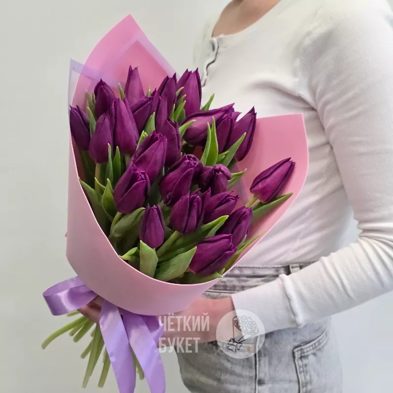 Букет из 25 фиолетовых тюльпанов в розовом