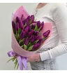 Букет из 25 фиолетовых тюльпанов в розовом