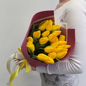 Букет из 25 желтых тюльпанов в бордовом от интернет-магазина «Чёткий букет» в Воронеже