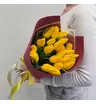 Букет из 25 желтых тюльпанов в бордовом