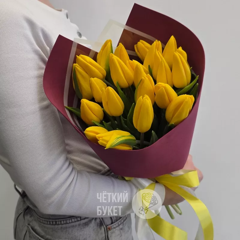Букет из 25 желтых тюльпанов в бордовом 1