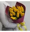 Букет из 25 желтых тюльпанов в бордовом 1