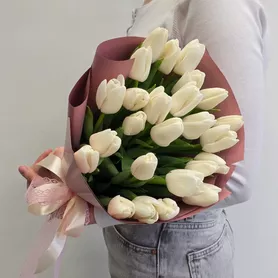 Букет из 25 белых тюльпанов Весна от интернет-магазина «Чёткий букет» в Воронеже