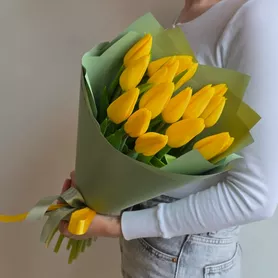 Букет из 15 желтых тюльпанов  от интернет-магазина «Чёткий букет» в Воронеже