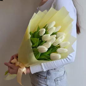 Букет из 15 белых тюльпанов весенний от интернет-магазина «Чёткий букет» в Воронеже