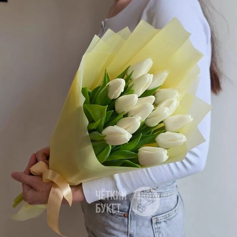 Букет из 15 белых тюльпанов весенний