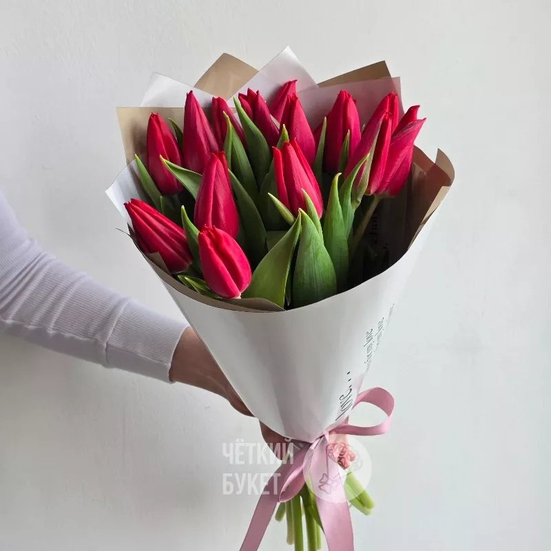 Букет из 15 красных тюльпанов весенний 3