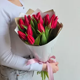 Букет из 15 красных тюльпанов весенний от интернет-магазина «Чёткий букет» в Воронеже