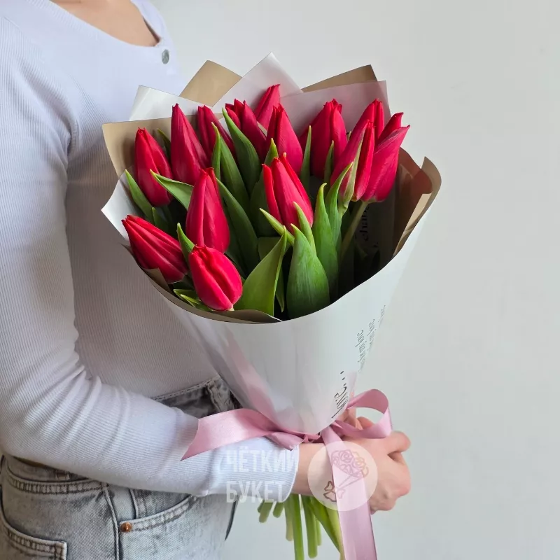 Букет из 15 красных тюльпанов весенний