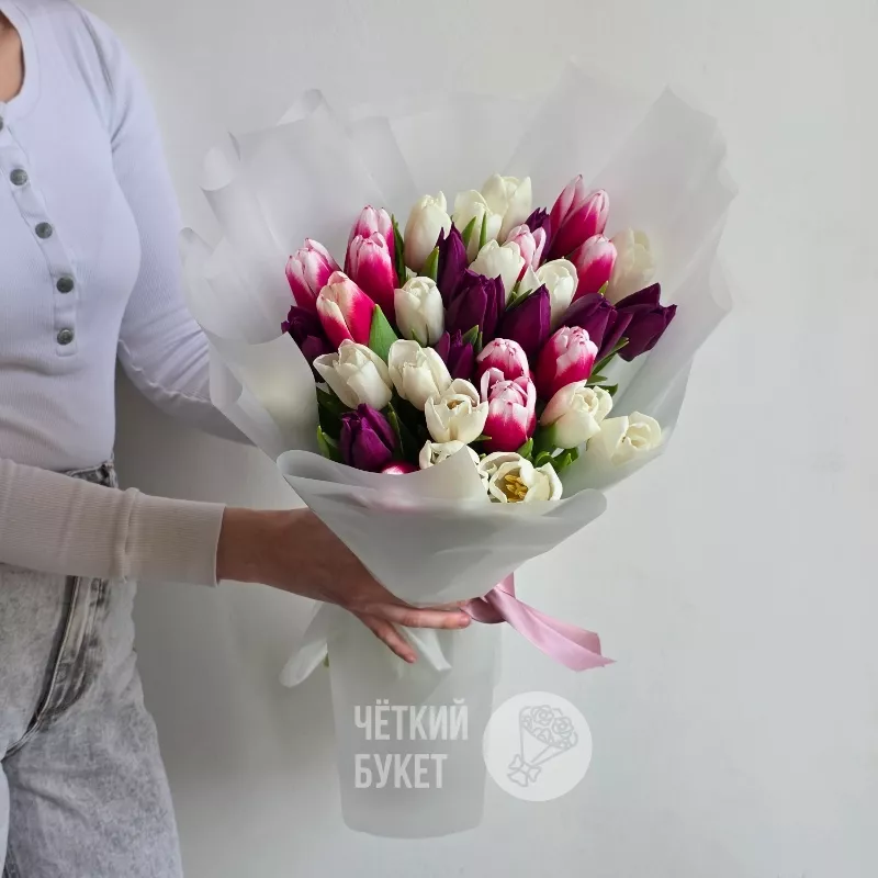 Букет из 35 тюльпанов микс белый фиолетовый  3