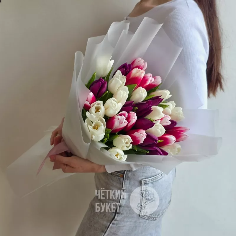 Букет из 35 тюльпанов микс белый фиолетовый  2