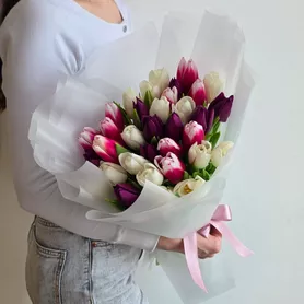 Букет из 35 тюльпанов микс белый фиолетовый  от интернет-магазина «Чёткий букет» в Воронеже