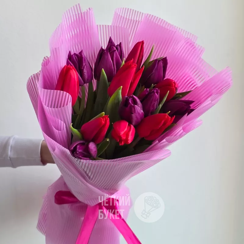 Букет из красных и фиолетовых тюльпанов  1