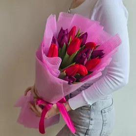 Букет из красных и фиолетовых тюльпанов  от интернет-магазина «Чёткий букет» в Воронеже