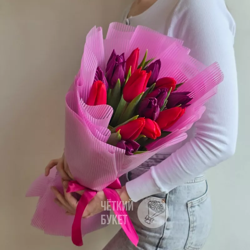 Букет из красных и фиолетовых тюльпанов 