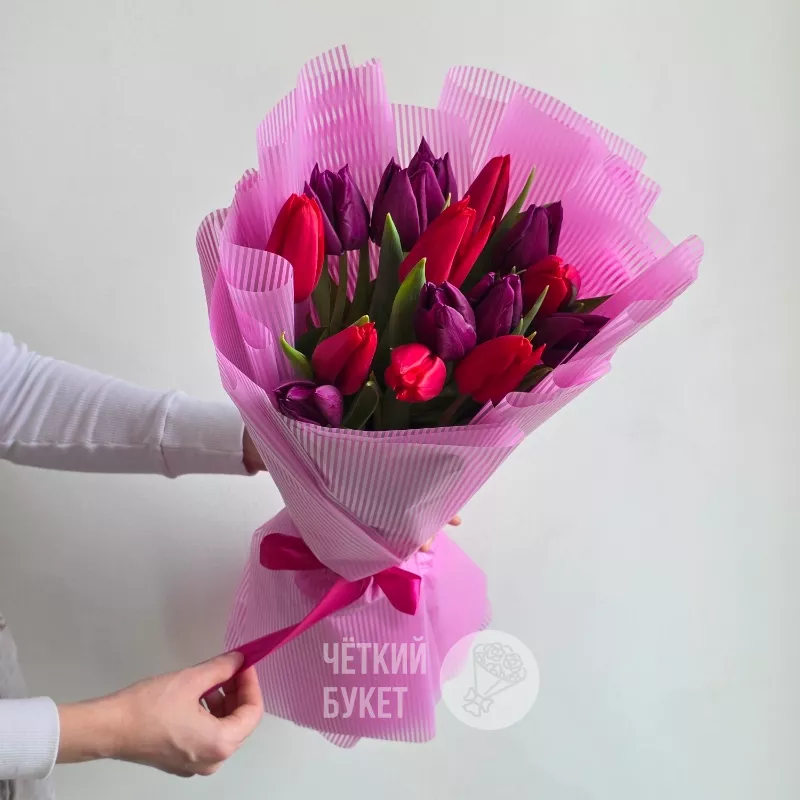 Букет из красных и фиолетовых тюльпанов  2
