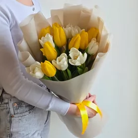 Букет из 15 белых и желтых тюльпанов от интернет-магазина «Чёткий букет» в Воронеже