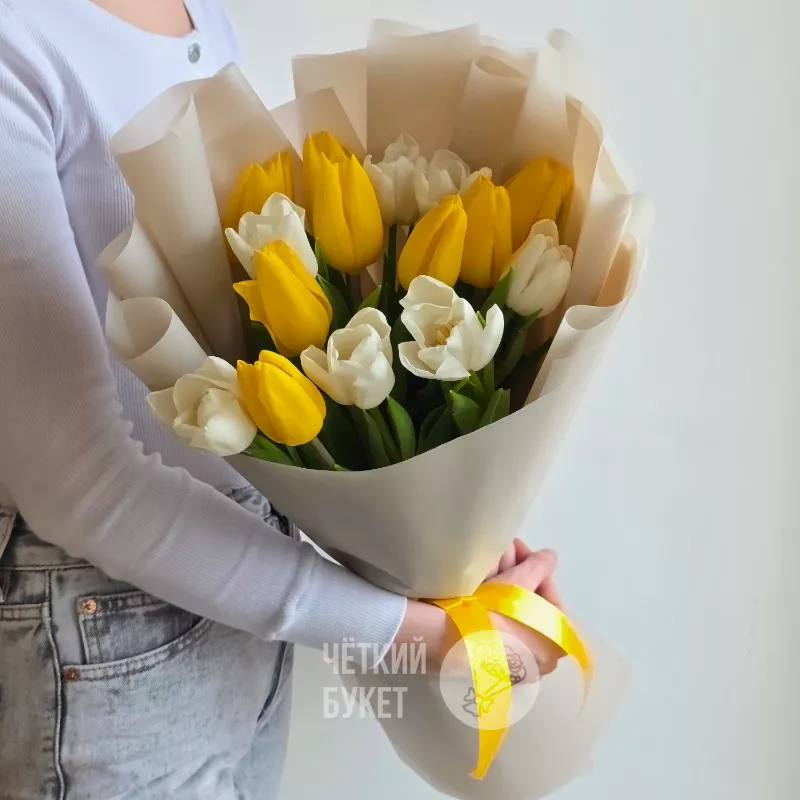 Букет из 15 белых и желтых тюльпанов