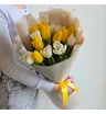 Букет из 15 белых и желтых тюльпанов