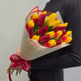 Букет из 21 тюльпана яркий микс красный желтый  от интернет-магазина «Чёткий букет» в Воронеже