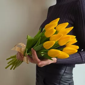 Букет из 15 желтых тюльпанов под ленту от интернет-магазина «Чёткий букет» в Воронеже