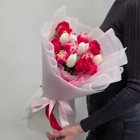 Букет из 15 тюльпанов красно белый микс в стильном оформлении от интернет-магазина «Чёткий букет» в Воронеже