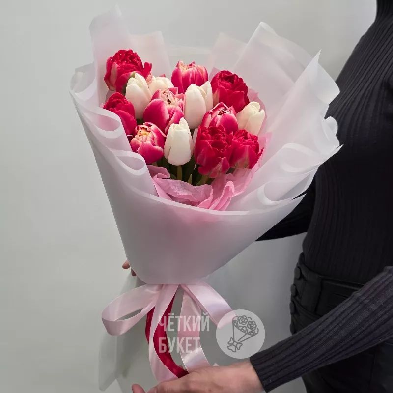 Букет из 15 тюльпанов красно белый микс в стильном оформлении 3