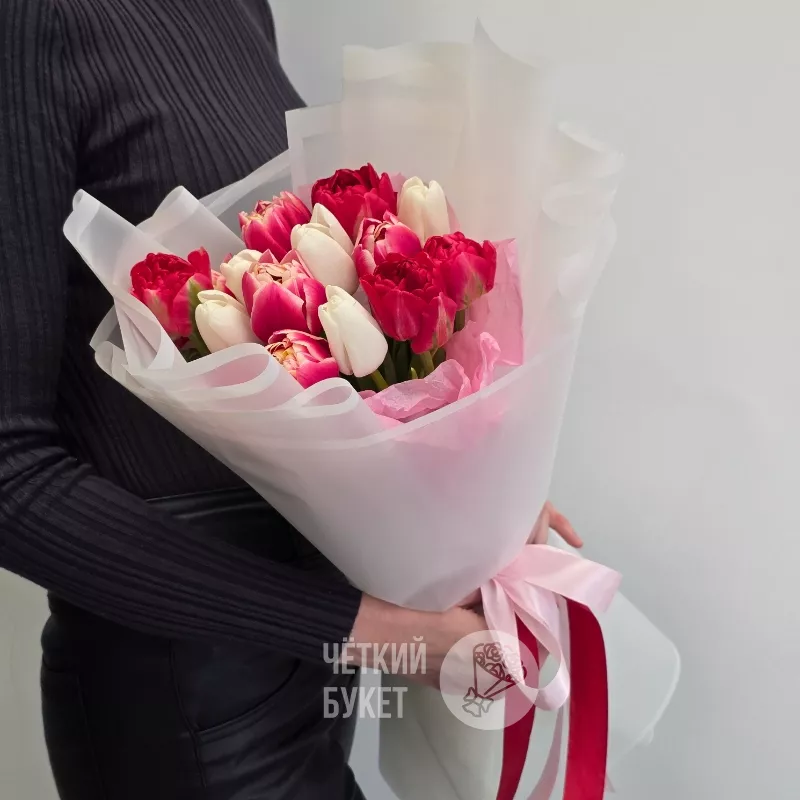 Букет из 15 тюльпанов красно белый микс в стильном оформлении 2