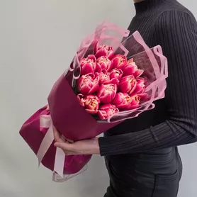 Букет из 15 пионовидных тюльпанов в стильном оформлении от интернет-магазина «Чёткий букет» в Воронеже